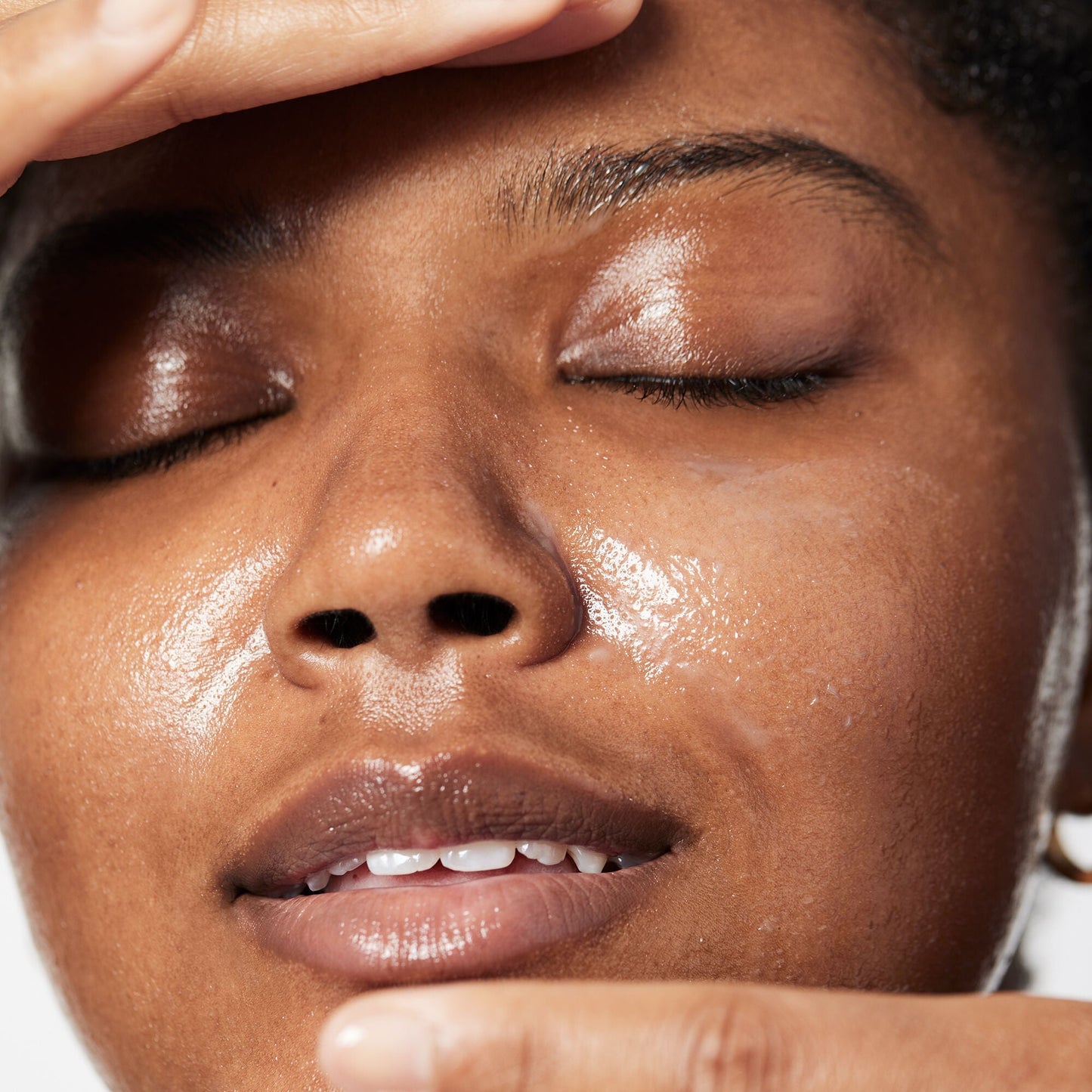 holy-hydration-makeup-melting-cleansing-balm-q1 040822_Model_HH-Cleansingbalm_044_RT2-V1_IGF_6a40ae53-ccc2-4a83-9d08-7c99f2dc2b4b.jpg