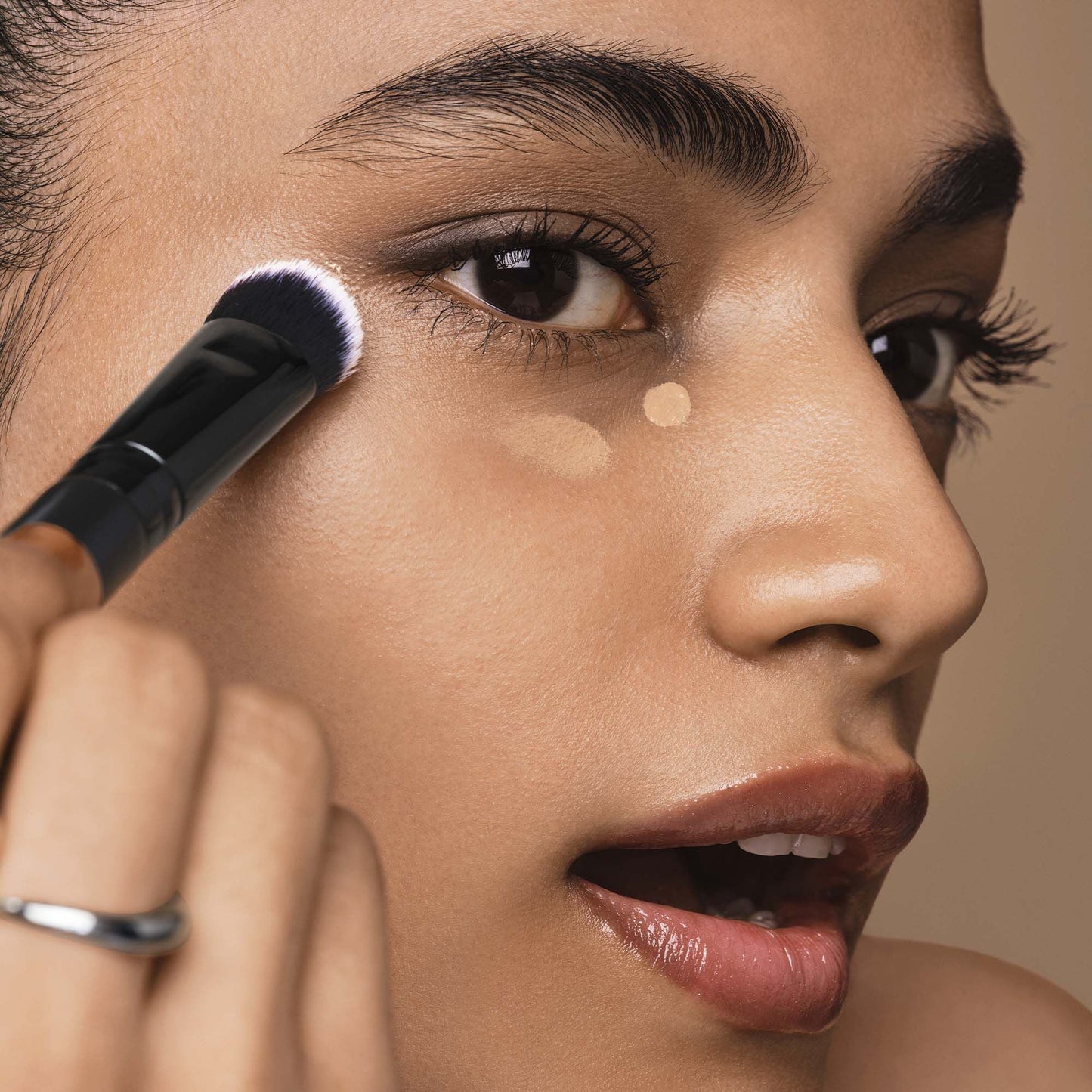 tap-and-blend-concealer-brush-d1 042925_Dipti_SoftGlam_Brushes_App_0044_477_w3QC_IGF.jpg