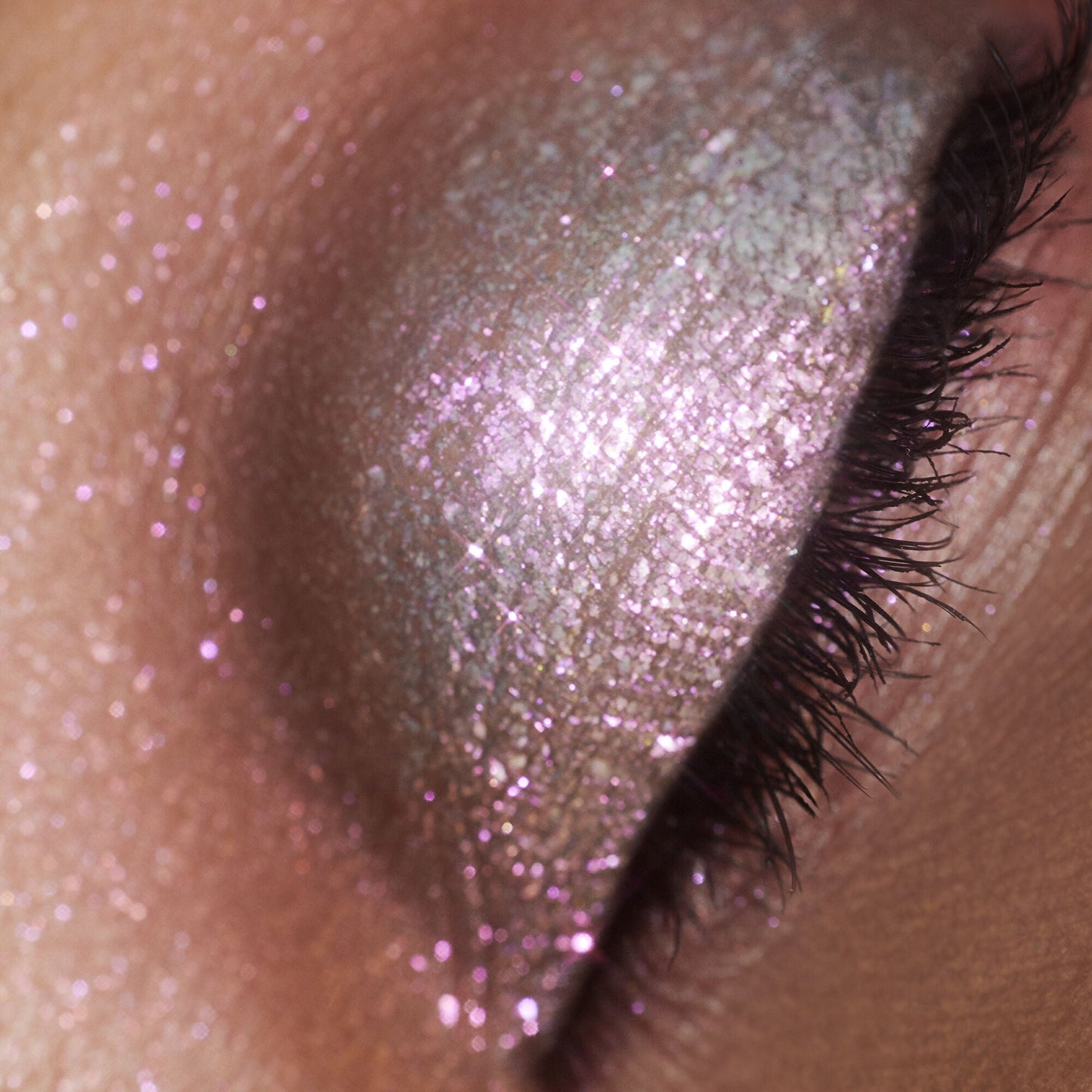 duochrome-liquid-eyeshadow-y1 061223_Chi_SparkPink_0022_FINAL_RGB_IGF.jpg