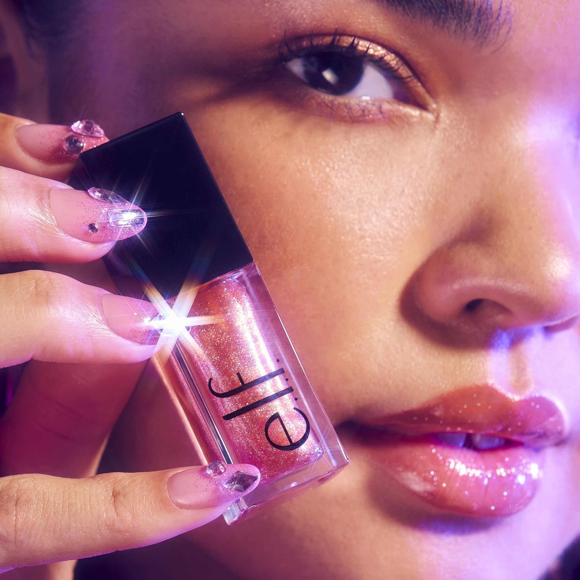 glow-reviver-plumping-lip-oil-s6 072225_Breanna_LipPlump_0391_2000x2000_0613e084-a418-44f9-b40d-c461b7a4b6db.jpg