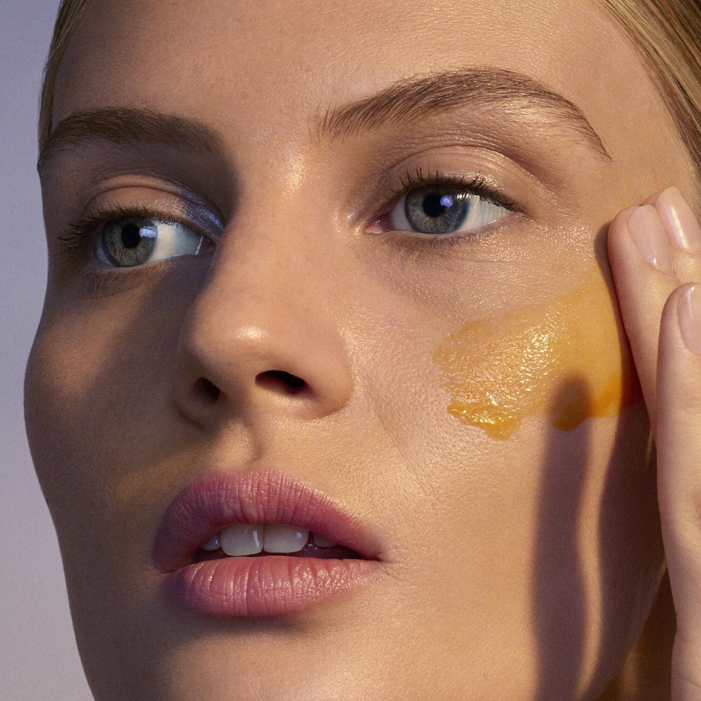 youth-boosting-advanced-night-retinoid-serum-regular-t9 080222_Florence_ANR_0403_IGF_V2.jpg