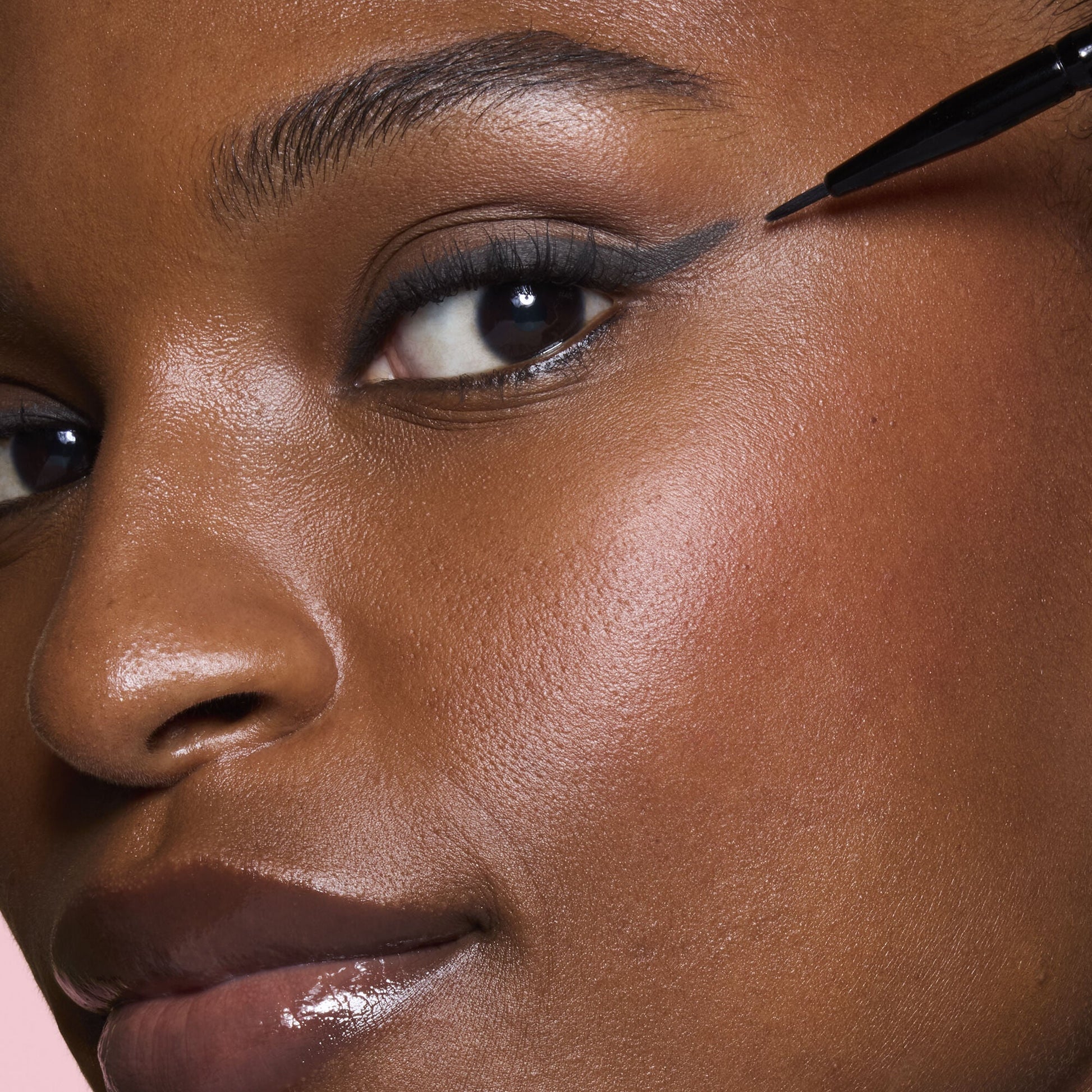 ultra-fine-eyeliner-brush-f7 81915_ULTRA_FINE_EYELINER_BRUSH_TOOL_SHOT_MOM_TSHECA_0120_v2.jpg