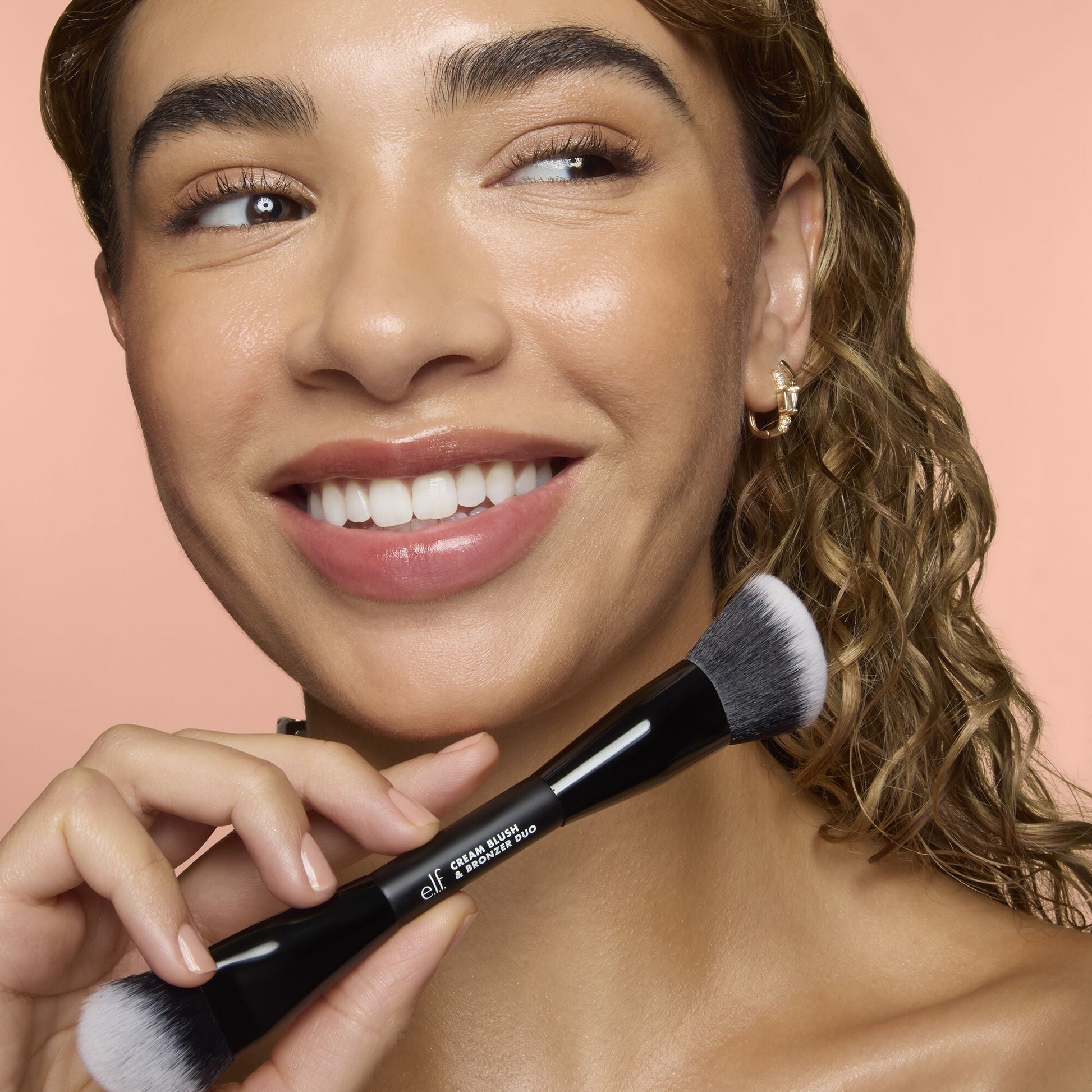 cream-blush-and-bronzer-duo-brush-t1 83857_CREAM_BLUSH_BRONZER_DUO_BRUSH_Q4_Alyssa_0103_V3_7510f340-cab5-4e94-b40f-1ad3f84fd183.jpg