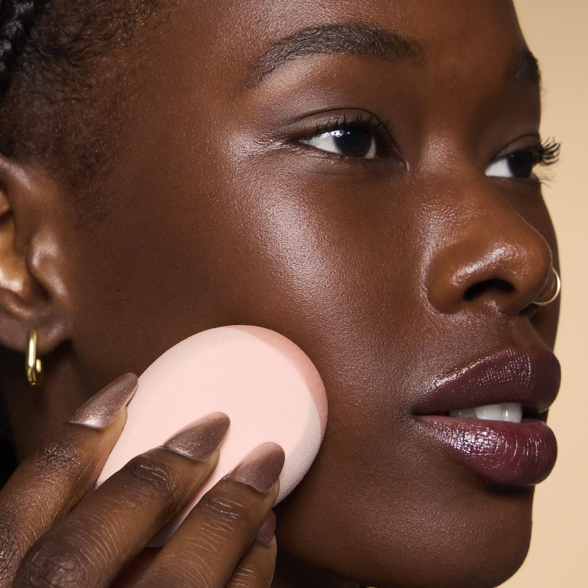 halo-glow-angled-silicone-face-sponge-u7 84235_HALO_GLOW_ANGLED_SILICONE_FACE_SPONGE_BILLIE_0078_V3.jpg