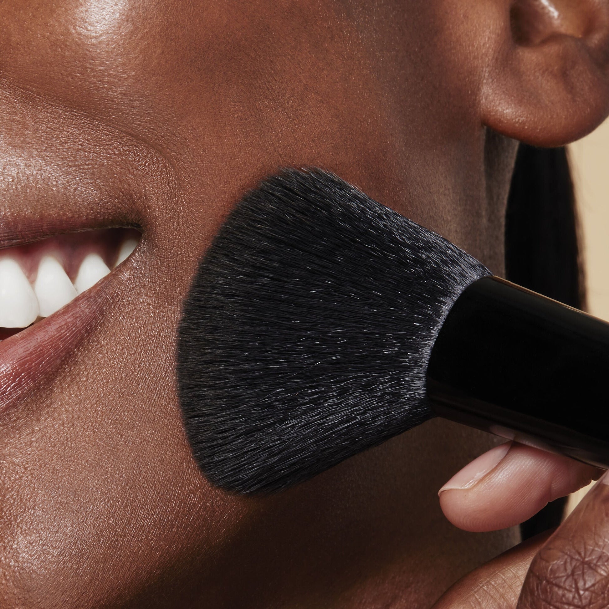 full-face-and-eye-makeup-brush-set-with-travel-case-r2 84674_FULL_FACE_EYE_BRUSH_SET_POWDER_BRUSH_DJ_0118.jpg