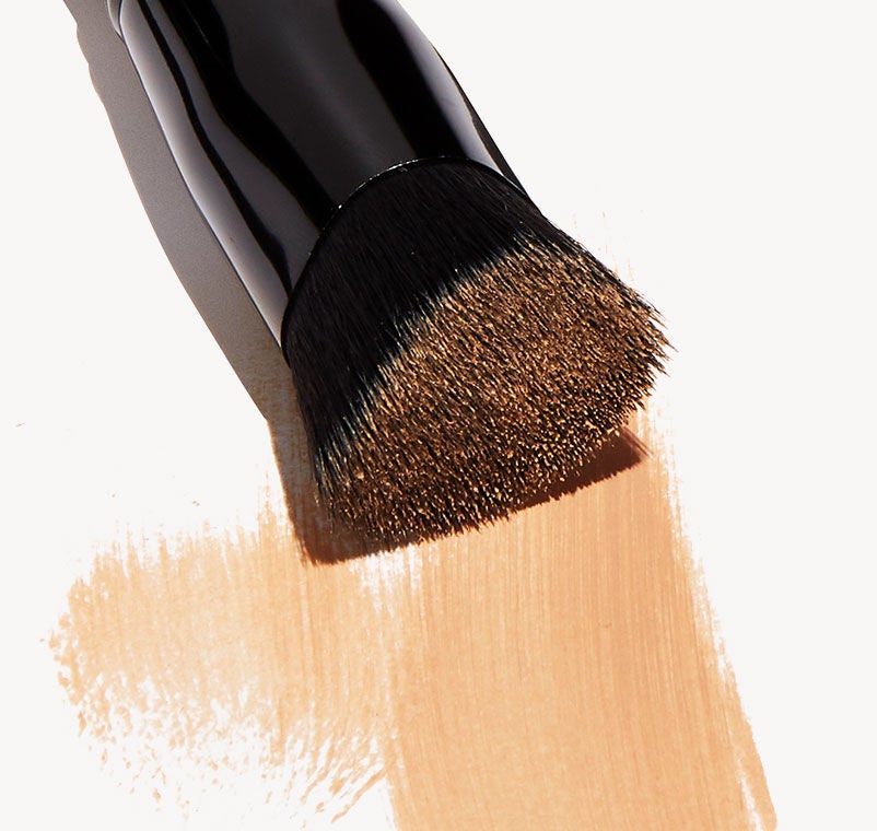 triangular-buffing-foundation-brush-c0 shot.jpg